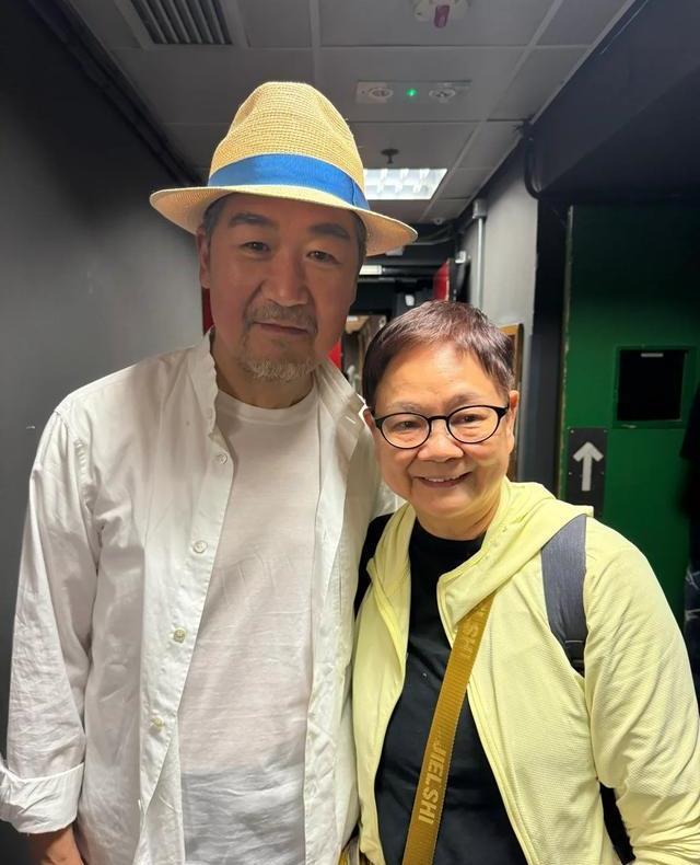 张国立和邓捷近照,颈纹明显,短短3年,老得好真实,好有冲击力