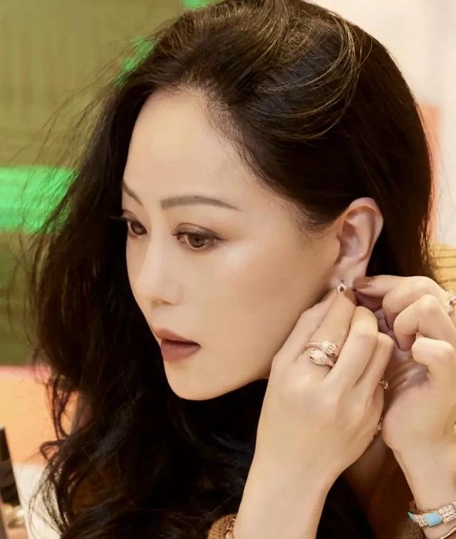 61岁章小蕙回英国扫货,白到发光,惊人美貌惹得老外兴奋尖叫!