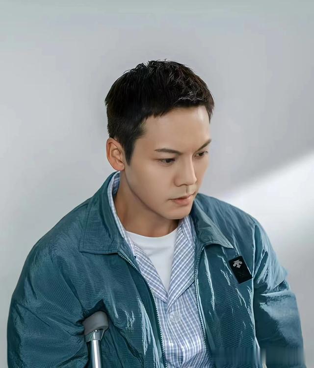 来看看两位型男男演员，行走的荷尔蒙男人味十足，演技精湛。