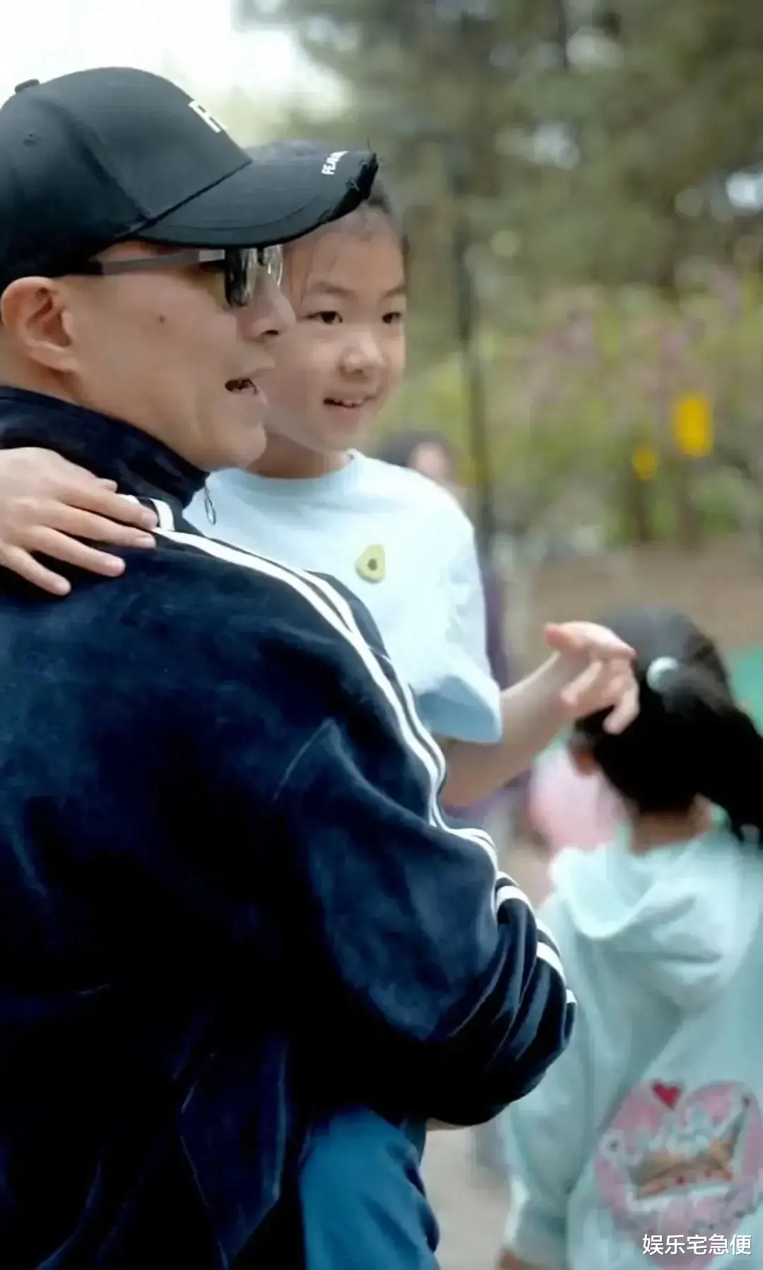 杨幂六一为小糯米送生日祝福，宠溺喊“我闺女”，母女俩长得好像