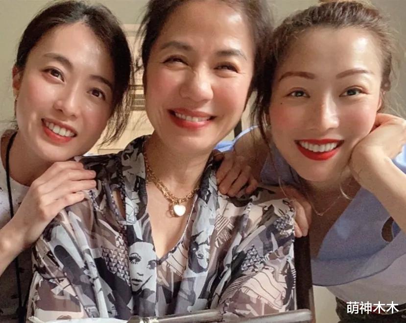 64岁钟楚红近照曝光!面色红润脸颊饱满,坚持不做医美自然老去