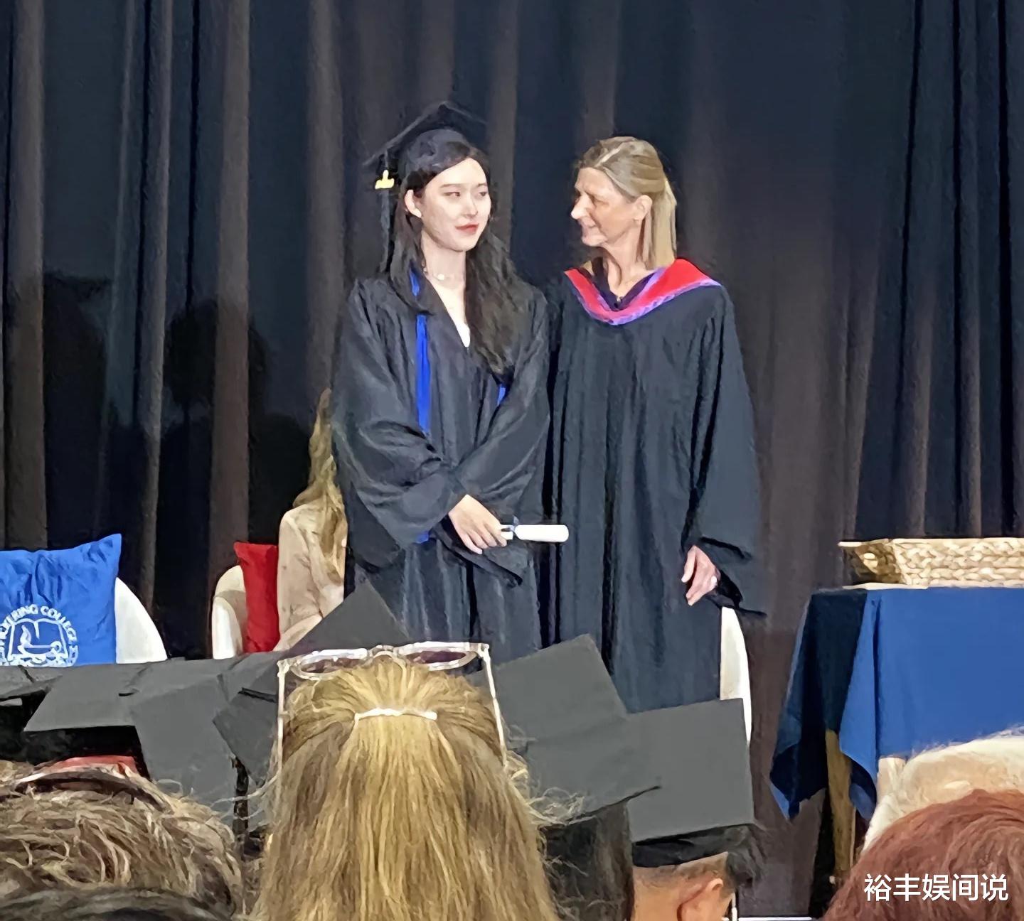 邵峰携妻子参加女儿毕业典礼!18岁女儿颜值超高,已拥有加拿大籍