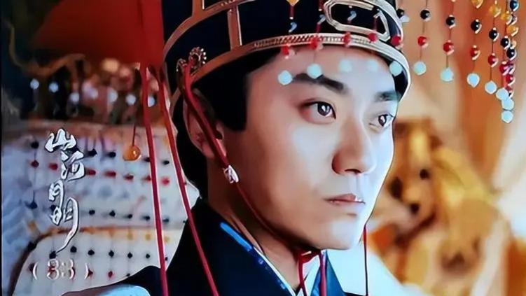 亲爹是影帝，亲妈是老戏骨，12年都捧不红他，改名后却火了！