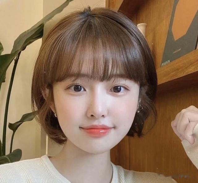 这些是圆脸最容易翻车的发型！沈月的一刀切发型又甜翻了宅男圈