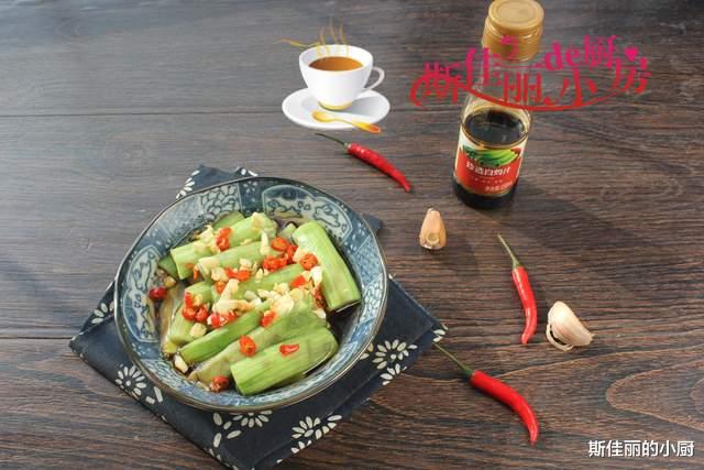 四月这菜每周至少吃三次,一焯一拌就能上桌,清爽少油腻,大口吃不怕胖