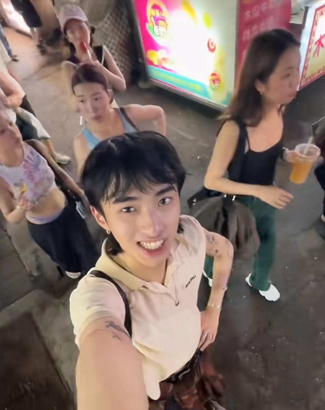 伊能静儿子晒毕业旅行,同行的全是女生,搂着女同学拍照无惧争议