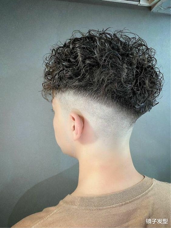 男士发型新风尚：两侧铲短头顶烫卷卷