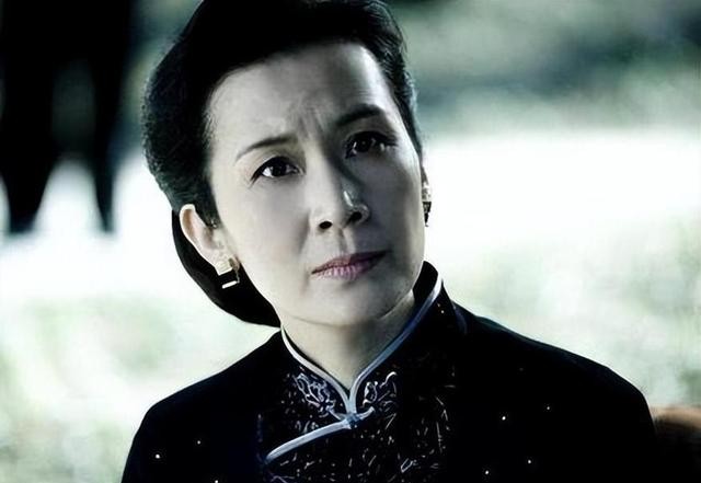 她是国家一级演员，正军级待遇，33岁离婚至今单身，66岁气质不凡