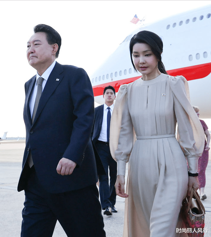 韩国夫人从夏威夷美到华盛顿!穿香槟色纱裙惊艳亮相,美成小仙女