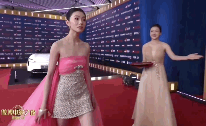 24岁刘浩存和26岁周也同框，周也A4腰亮眼，刘浩存的气质却赢麻了