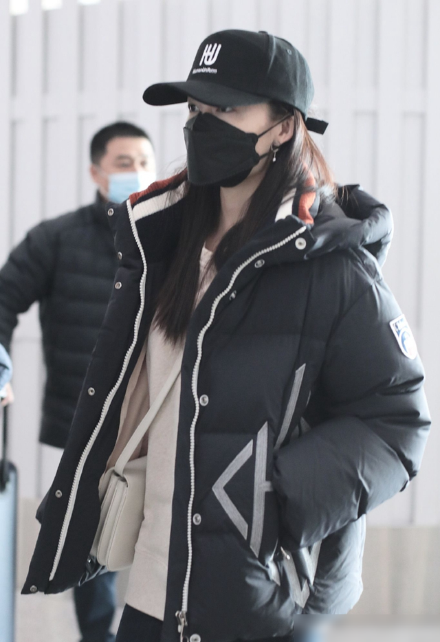 李沁现身机场，短款羽绒服搭紧身牛仔裤，简约保暖很显活力！