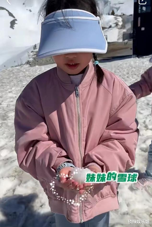 熊黛林晒双胞胎女儿近照,姐妹俩露齿笑一模一样,越长越像爸爸