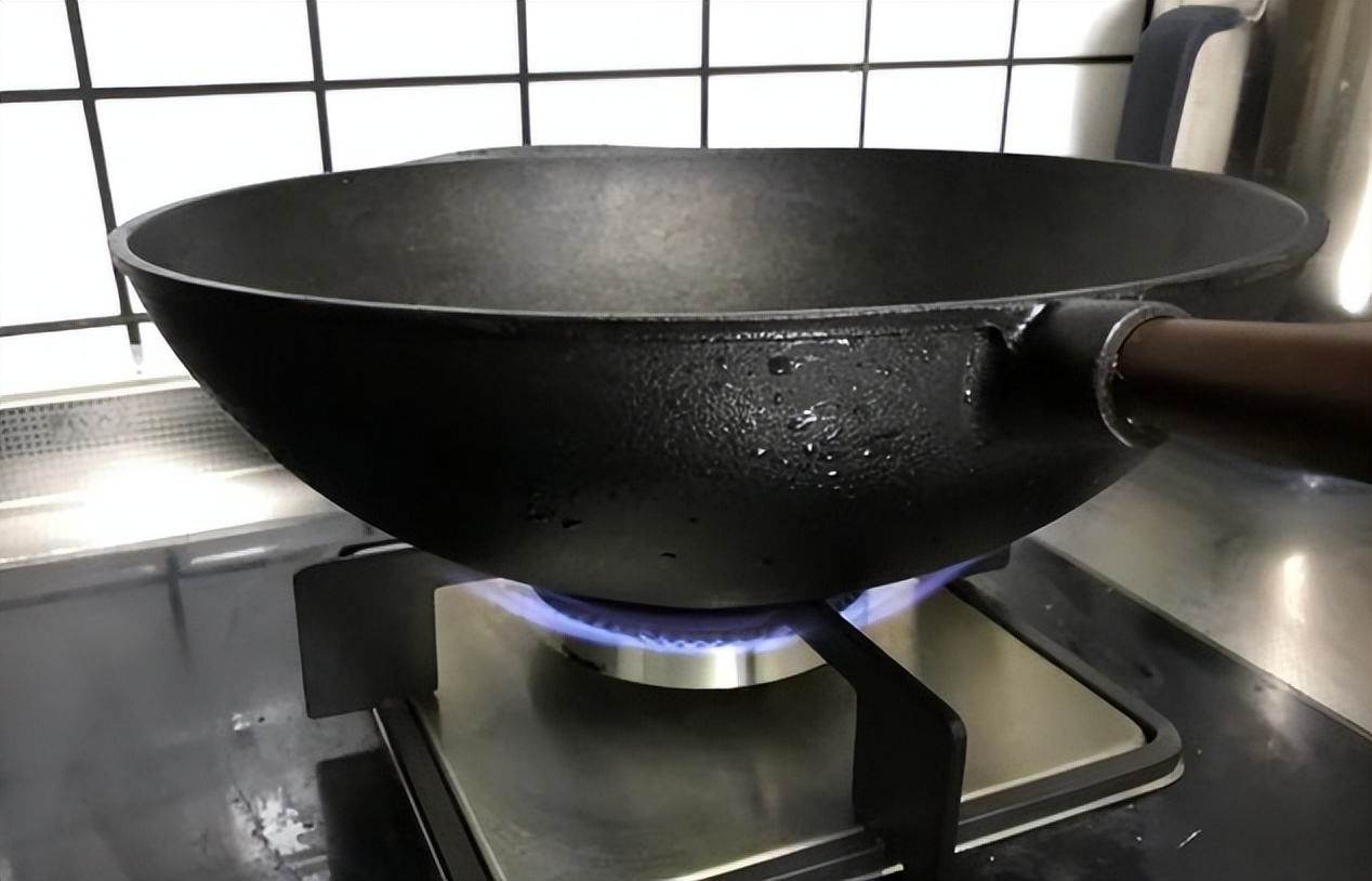 刚炒完菜的锅，为啥不能立马用水冲？听大厨说完，原来我一直做错