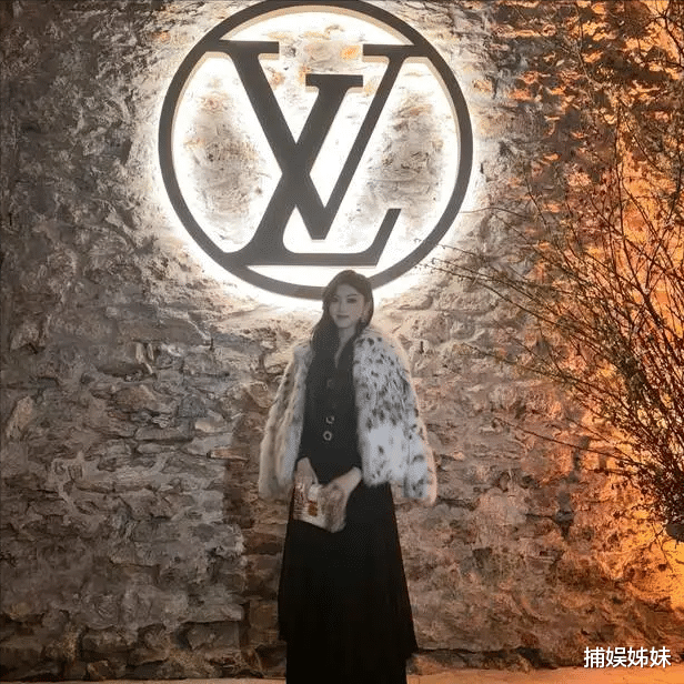 周冬雨得罪的富婆是何背景?宝石按亿买,一趟爱马仕装满后备箱