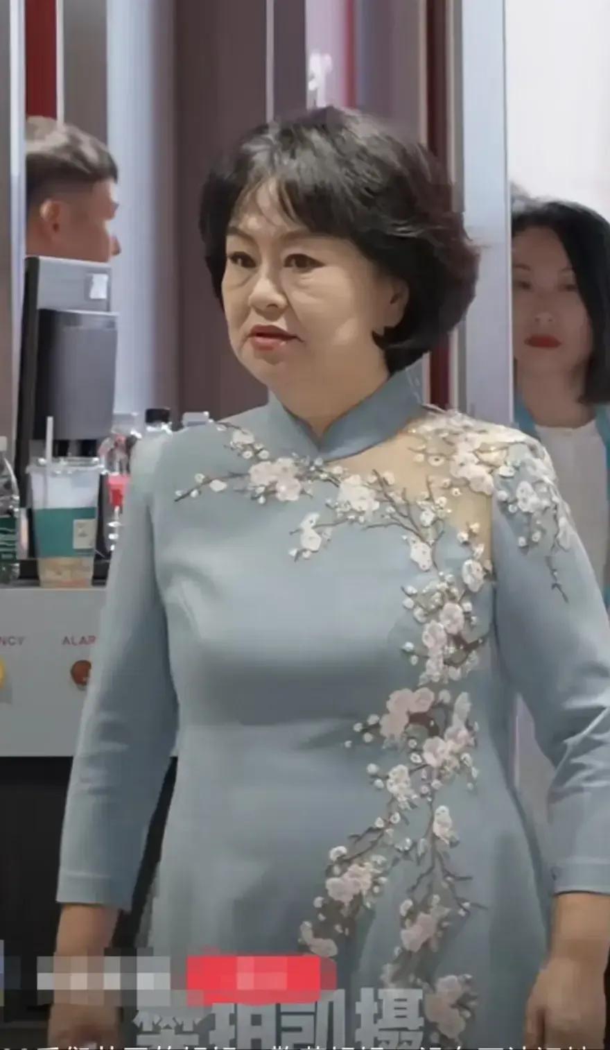 58岁鞠萍近照变化大！印第安纹明显一脸凶相，知情人曝其两副面孔