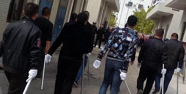 怒砸那英演唱会,反被一群女人打得满地找牙,臧天朔咽不下这口气