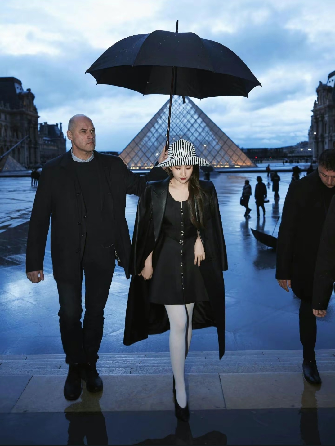 刘亦菲亮相巴黎时装周，白袜子丝毫不影响强大的气场