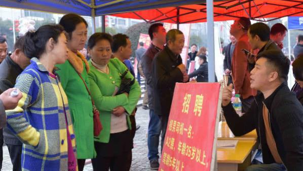 工厂打工妹连续加班，一个月工时450小时，到手工资以为看错了