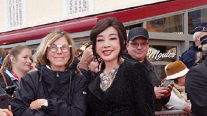 引热议！74岁刘晓庆法国露面！憔悴、面部浮肿断崖式衰老，不嫩了