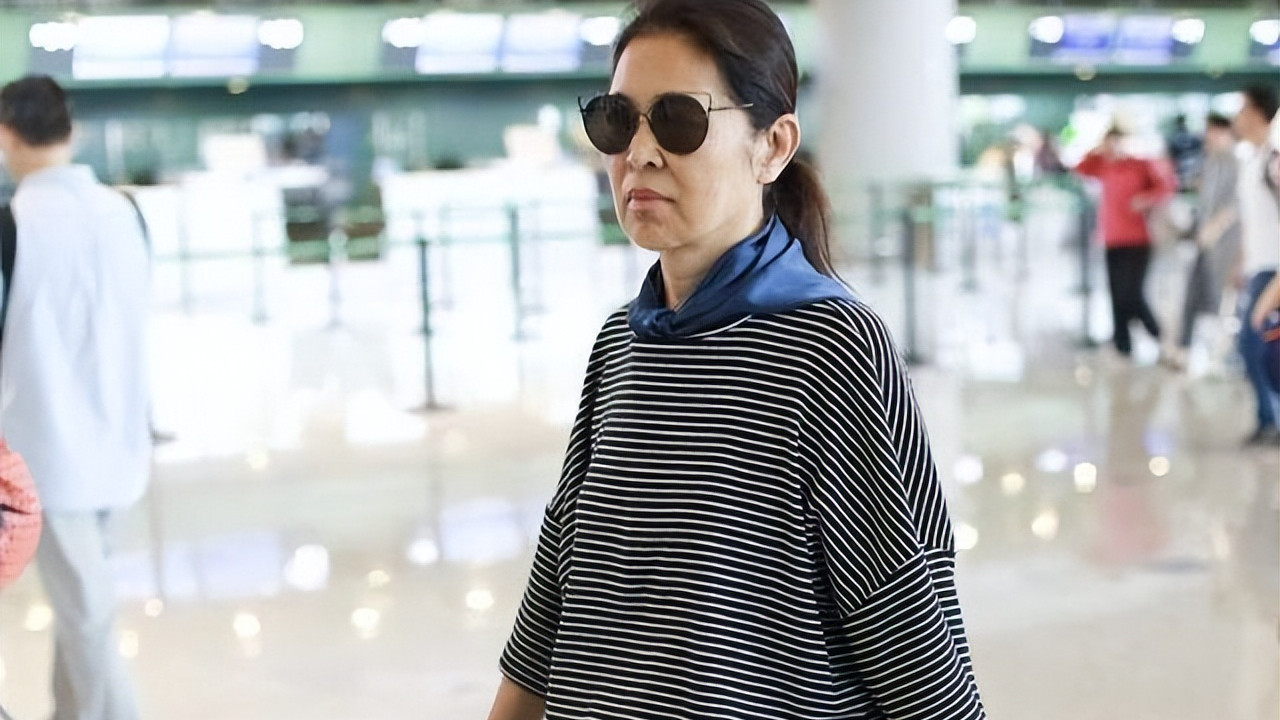 65岁倪萍减肥成功大变样！穿条纹衫+松垮裤+墨镜，潮得像换了个人