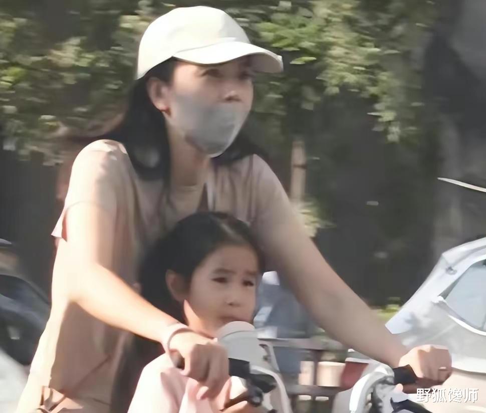 高圆圆骑自行车接女儿，女儿正面照曝光，浓眉小眼长相清秀。