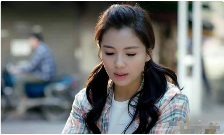 一身赘肉，满脸褶子，却要演双马尾的少女，网友：真不害臊吗？