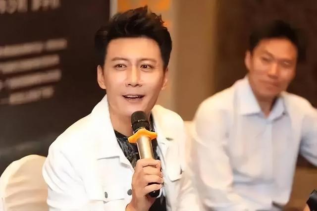 他是最干净的男演员,和妻子姐弟恋,恩爱20年,一家三口其乐融融