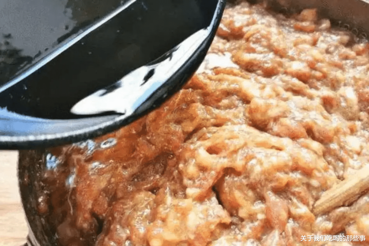 调饺子馅时,不要加料酒,牢记“盐水油”口诀,饺子出锅喷香多汁