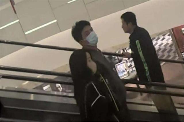 李泽锋夫妇逛街被偶遇，妻子生完二胎瘦了好多，长得好看气质也好