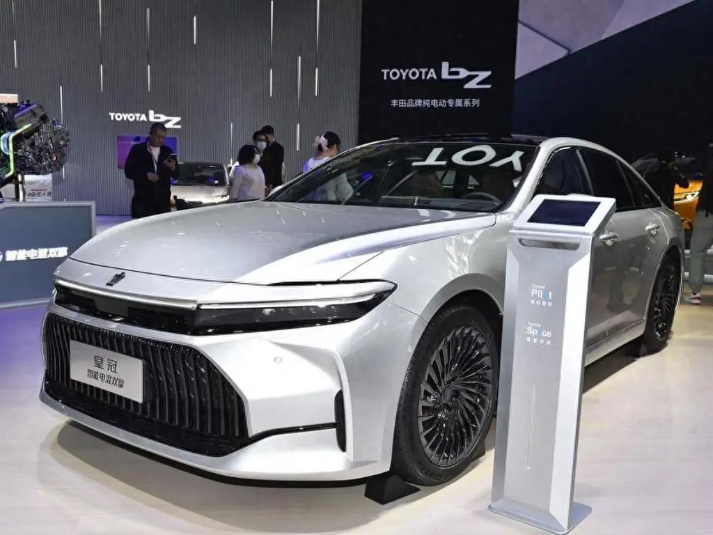 全新丰田皇冠正式上市，2.4T、6AT爆370马力，售价29.9万起！