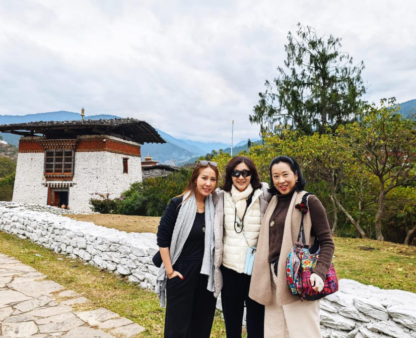 郭晶晶一家圣诞在东北旅游，穿国产印国旗，怕冷的霍启刚全副武装