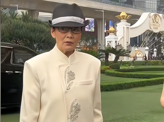 潘虹：13次夺影后，离婚38年单身无儿女，68岁却公开“表白”前夫