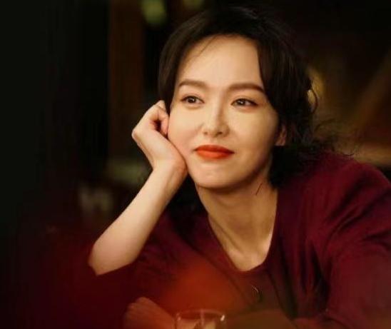 《繁花》同样是红唇大波浪，唐嫣妆容对比赵丽颖，为什么区别很大