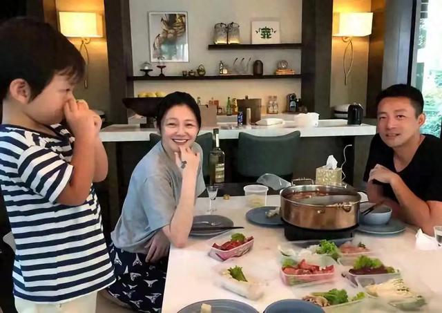 大S去世后的第18天,黄春梅不装了,把女儿最后的体面撕了个粉碎