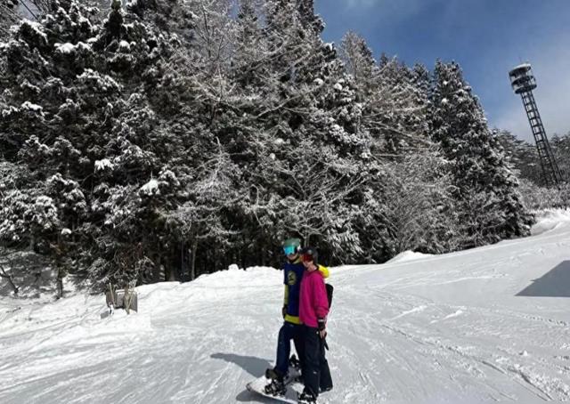 43岁胡定欣在元宵佳节公开与男友合照，男友全程笑脸，高大帅气！