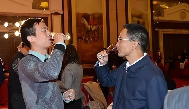 酒桌座位有多讲究？建议男人：记住“4种座次”，免得乱坐惹人烦