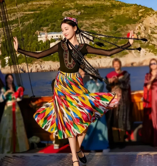 看了迪丽热巴现状，才知为何《花少》聚会独缺了她，原因令人无奈