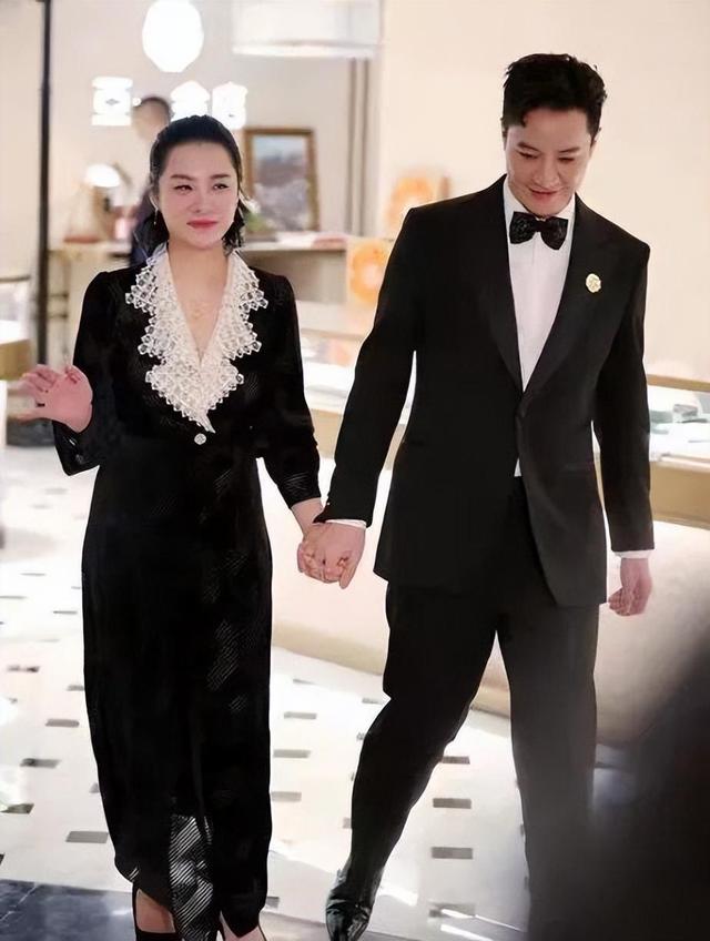 刘璇丈夫胖得油腻!她发福后似阔太,踩20cm高跟仍比丈夫矮半截