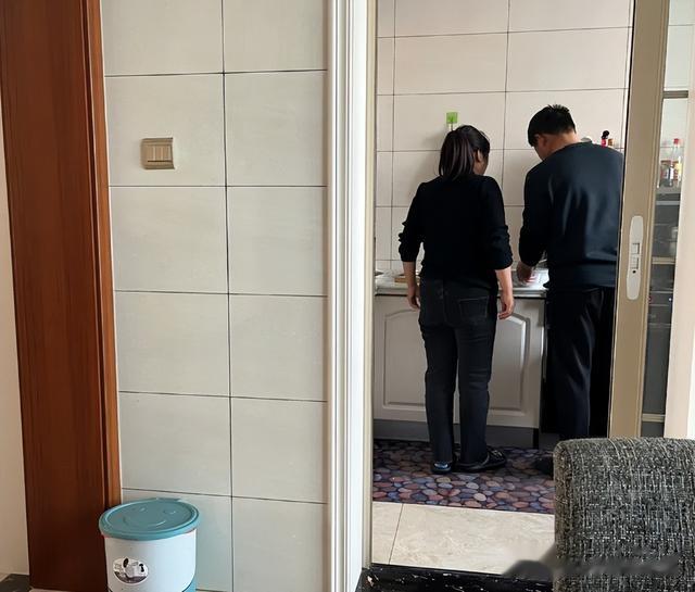 福建姑爷回重庆丈母娘家，看到饭菜不敢动筷子，网友：我也不敢吃