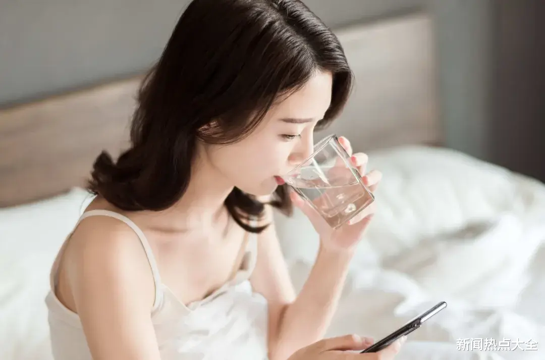 再这样喝水，你的肾就废了！医生提醒：2种喝法, 是在给肾上刑