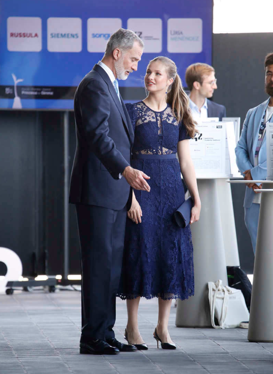 00后莱昂诺尔公主出席颁奖礼!穿藏蓝色裙扎马尾辫发型,太隆重了