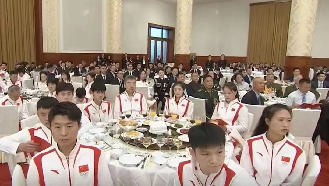 17岁全红婵现身“国庆招待会”，还上了《新闻联播》，成为国家和人民的骄傲！