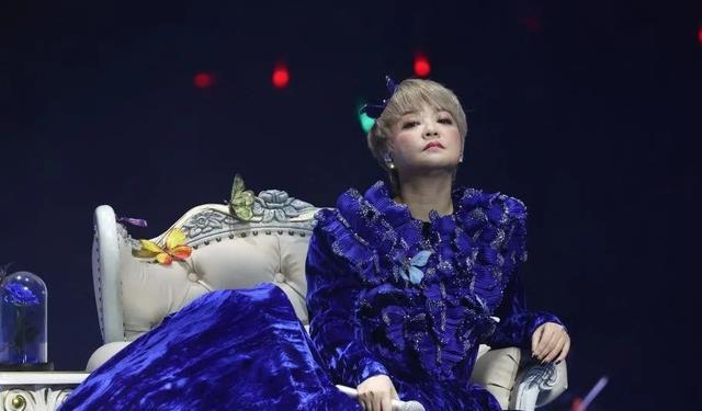 59歲樂壇天后紅館仆街,自嘲可享兩蚊老人優惠