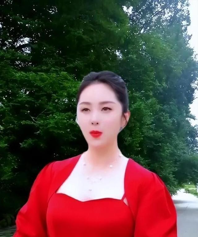 28岁从星光大道成名,却“抢”了别人丈夫,现在沦为了家庭主妇