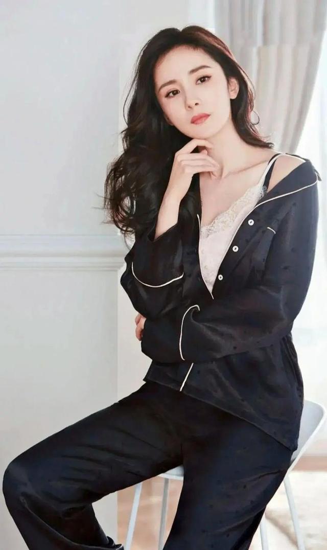 17岁杨幂被49岁成龙搂在怀里，举止亲密，网友：整没整容一目了然