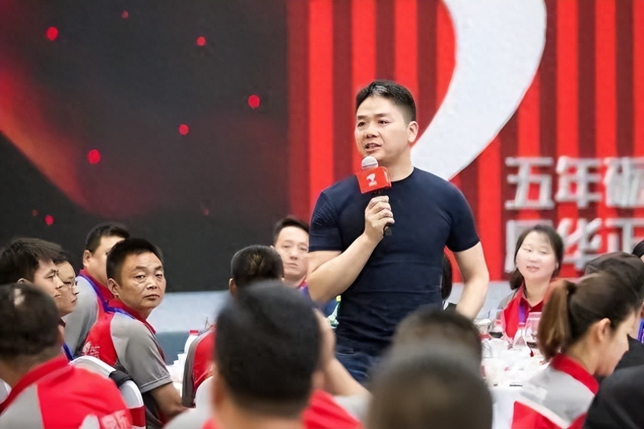 京东举办新春家宴,刘强东现身敬酒,章泽天一脸崇拜,甜蜜暴击