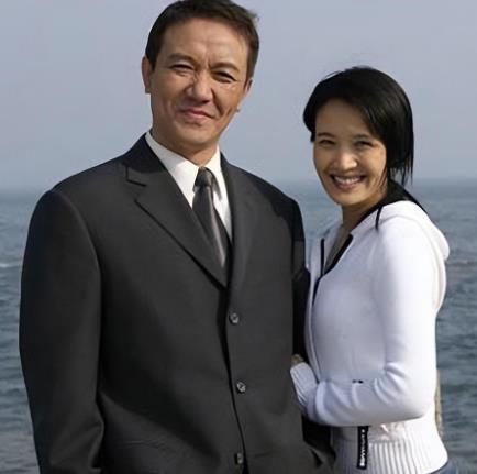 因《亮剑》爆火后离婚,娶3婚小13岁妻子,“原配”竟为他站台?