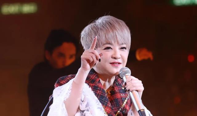 59歲樂壇天后紅館仆街,自嘲可享兩蚊老人優惠