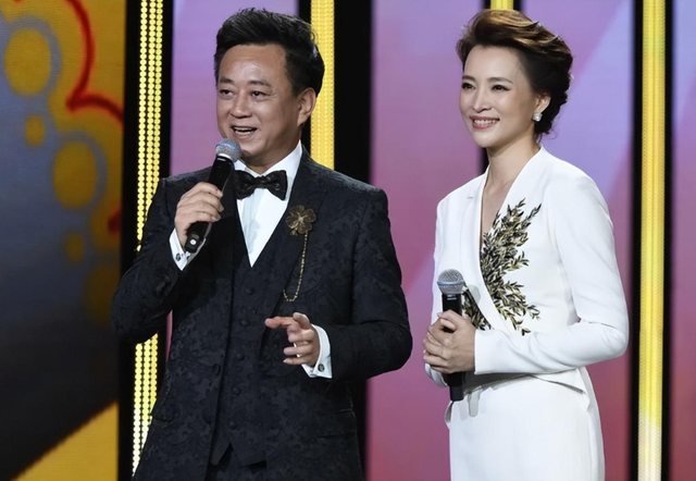 消失3年后,51岁董卿登顶热搜,一句“她自由了”网友却不淡定了