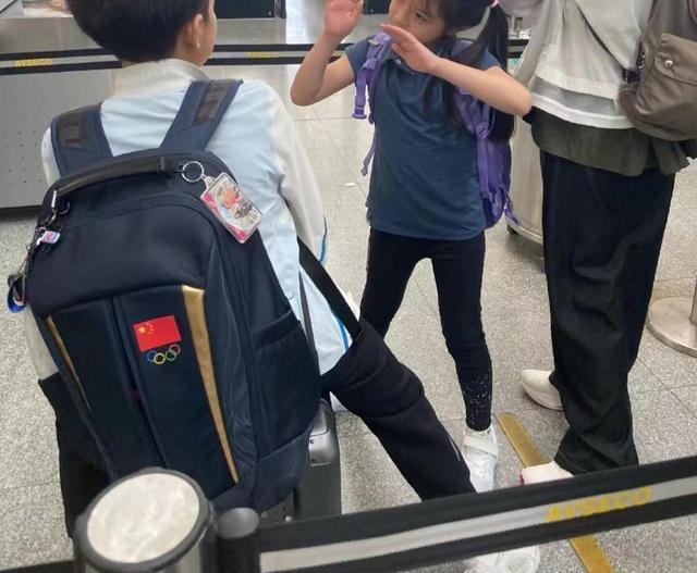 郭晶晶母亲携外孙们飞巴黎,霍中妍从背后抱哥哥,兄妹身高差太萌